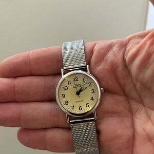 New Silver Mesh Band Quartz Watch with self-adjusting band